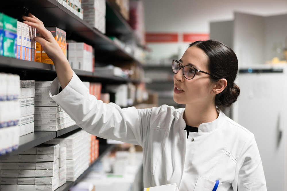 Jovem farmacêutica durante o ofício da profissão