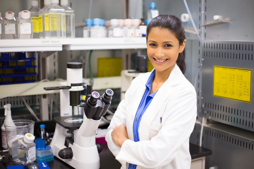 Profissional de Biomedicina em laboratório